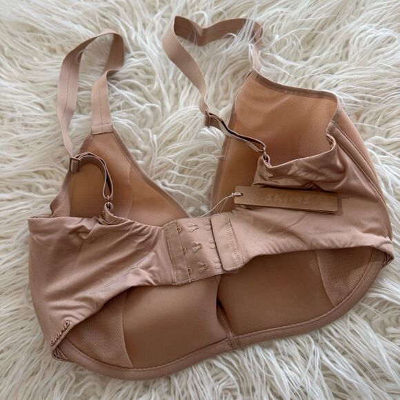 SKIMS Weightless Scoops Bra - Picture 10 of 12